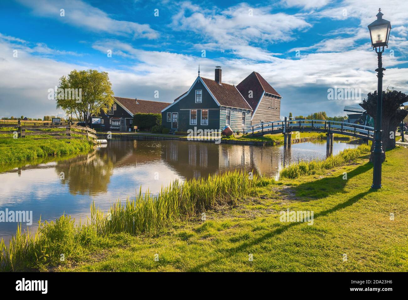 Großartige Reise- und Touristenlage im berühmten Zaanse Schans Dorf, Niederlande, Europa Stockfoto
