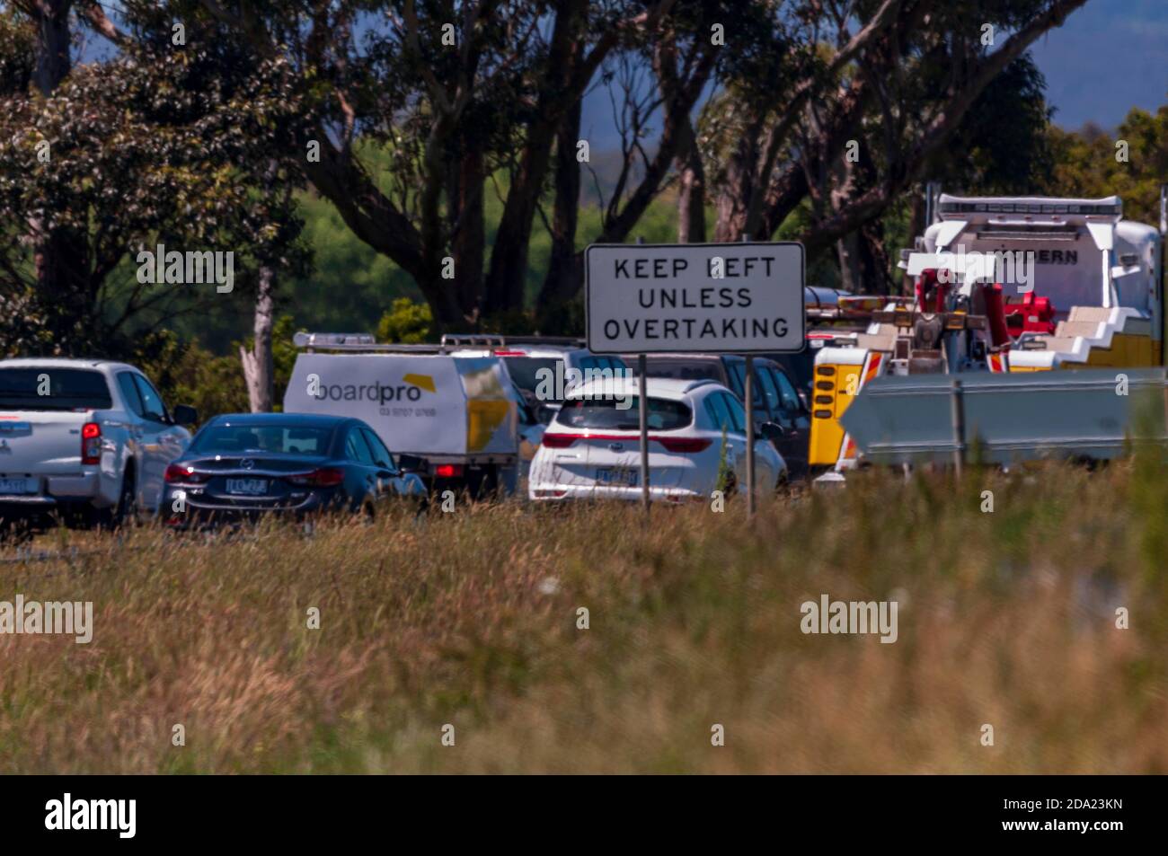Melbourne Lockdown aufgehoben Letzter Kontrollpunkt lang lang, raus ins Land endlich lange Schlangen in die Freiheit, Geduld brauchte Melburnians unterwegs, Stockfoto