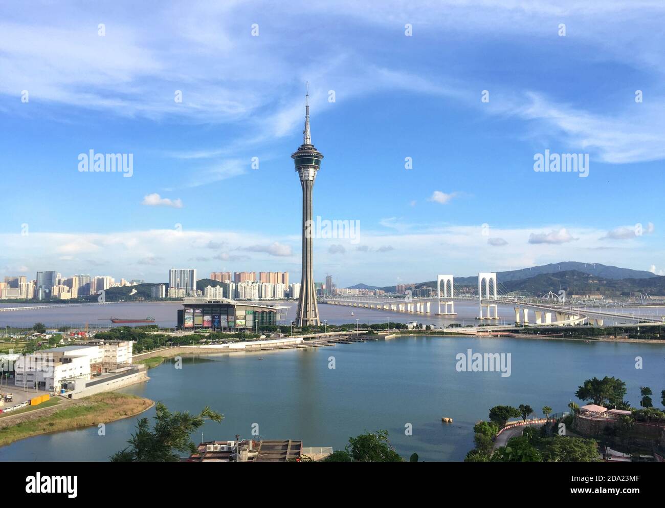Stadtbild von Macau mit berühmten Reisenden Turm unter blauem Himmel in der Nähe von Fluss in Macao, Asien. Stockfoto