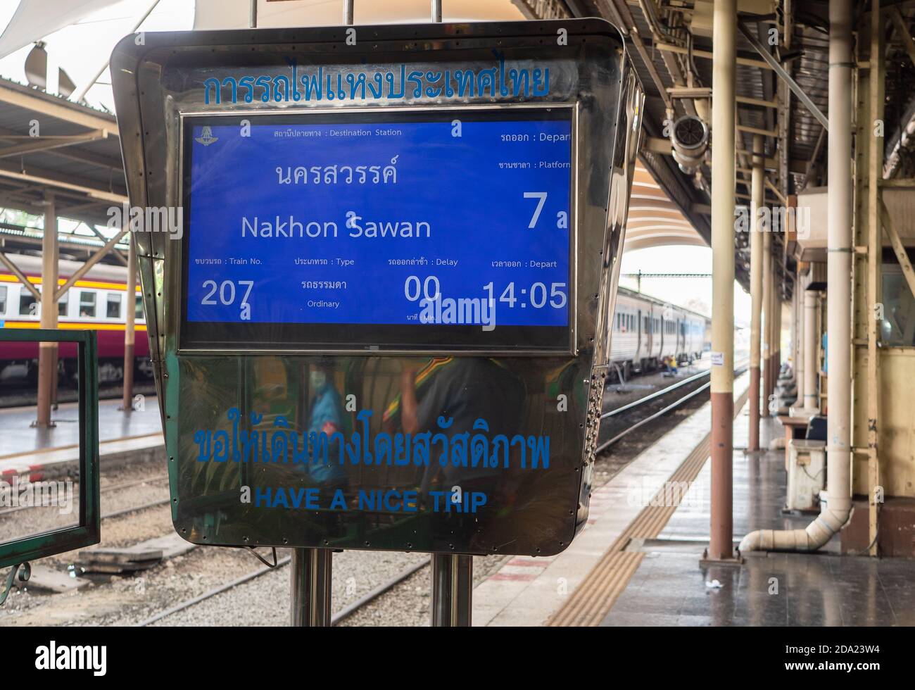 Elektronische Anzeige am Bahnhof Hua Lamphong in Bangkok, die ankündigt, dass der Zug nach Nakhon Sawan um 14:05 Uhr abfährt. Stockfoto