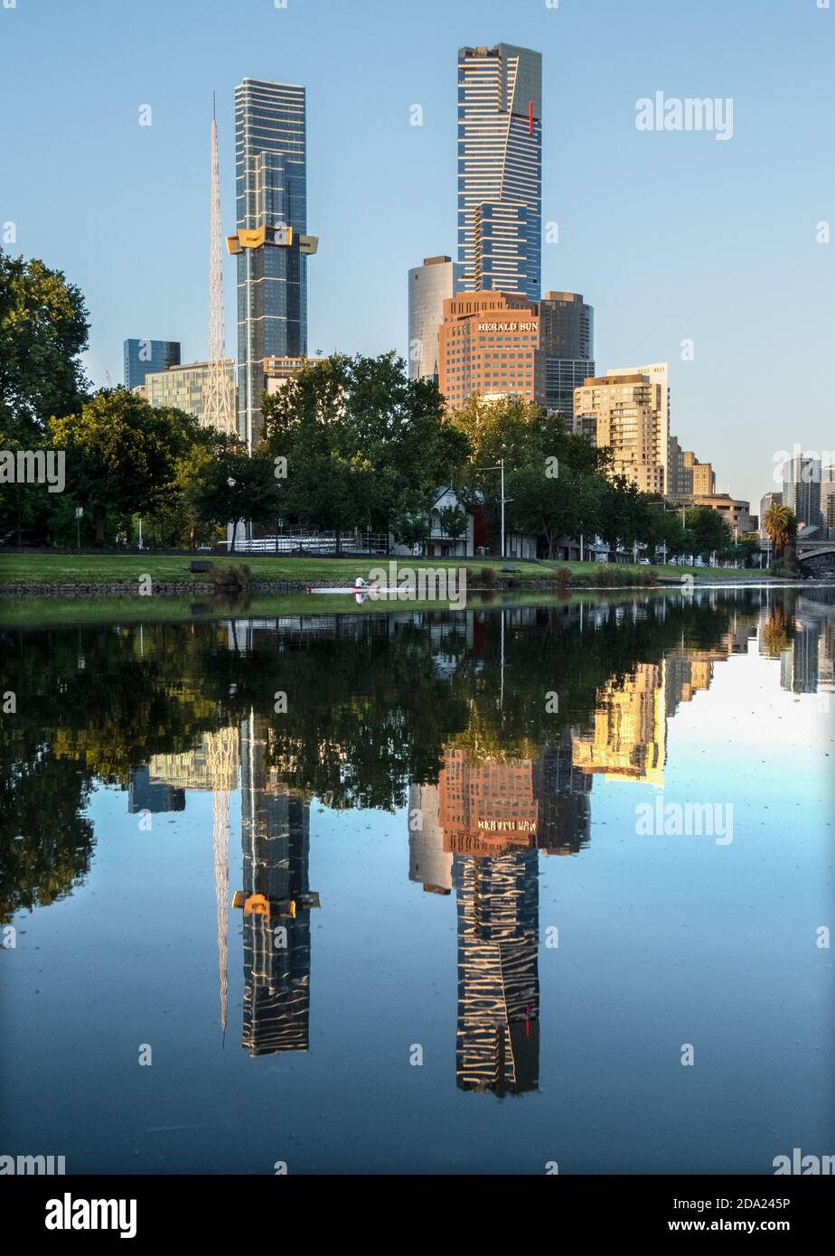 Melbourne Australien: Die Skyline von Melbourne spiegelt sich im stillen Wasser des Yarra River wider. Stockfoto