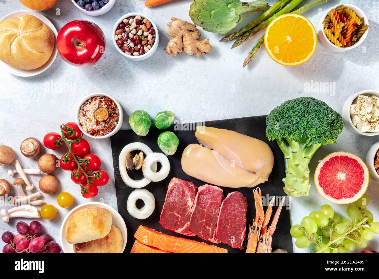 Food Banner Design mit einem Platz für Text. Eine flache Lage von Hauptproteinen wie Fleisch, Fisch, Huhn und Meeresfrüchte mit Obst, Gemüse, Hülsenfrüchte und Pilze Stockfoto