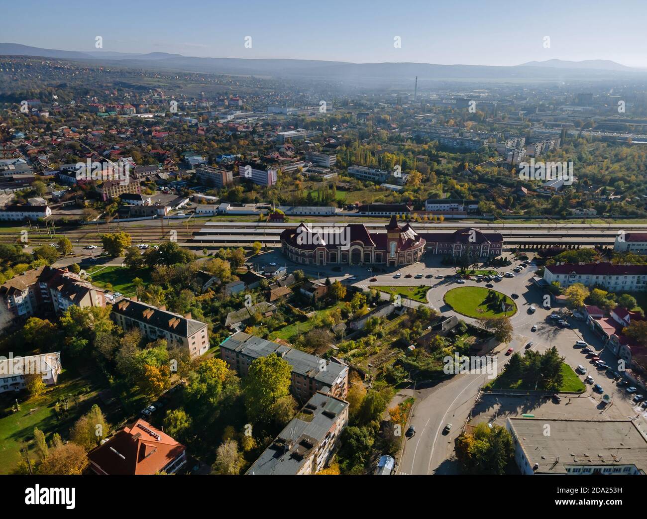 Uzhgorod Bahnhof alte Stadtlandschaft mit Häusern Dächer in Zakarpattya Ukraine Stockfoto