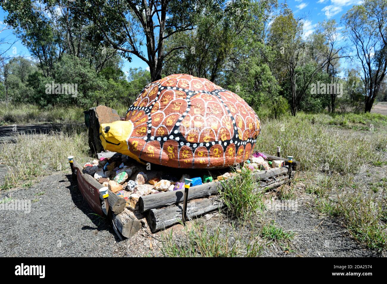 Kunstwerke riesiger Schildkröten der Aborigines, die entlang des Warrego Way, Pickanjinnie, Queensland, QLD, Australien, zu sehen sind Stockfoto