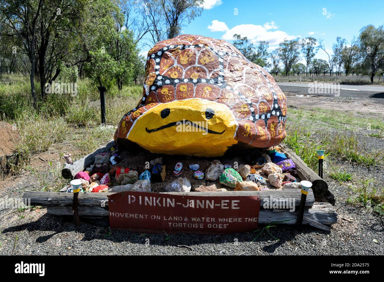 Kunstwerke riesiger Schildkröten der Aborigines, die entlang des Warrego Way, Pickanjinnie, Queensland, QLD, Australien, zu sehen sind Stockfoto