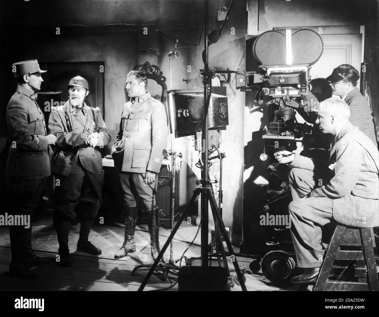 FREDRIC MARCH LIONEL BARRYMORE WARNER BAXTER am Set offen mit HOWARD HAWKS und Kameramann während der Dreharbeiten DER STRASSE ZU GLORY 1936 Regisseur HOWARD HAWKS Drehbuch Joel Sayre und William Faulkner 20th Century Fox Stockfoto