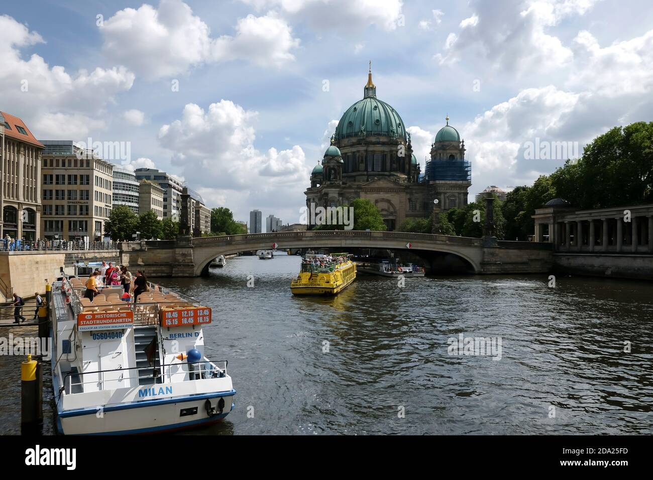 Berliner Dom in einem schönen Sommertag mit einem blauen bewölkten Himmel auf dem Hintergrund. Der Berliner Dom liegt im Herzen der Hauptstadt. Stockfoto