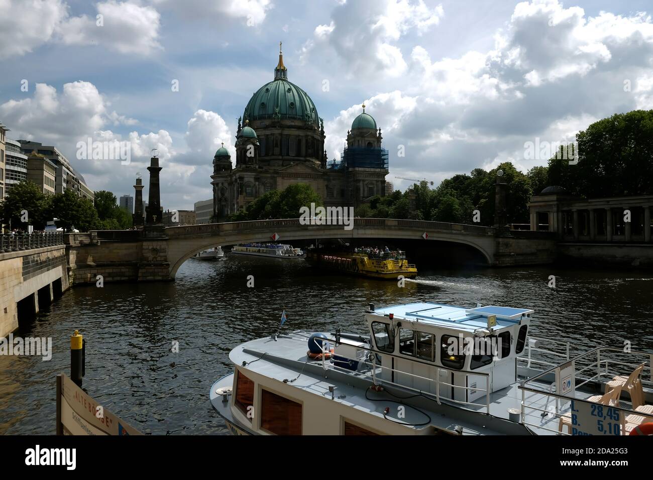 Berliner Dom in einem schönen Sommertag mit einem blauen bewölkten Himmel auf dem Hintergrund. Der Berliner Dom liegt im Herzen der Hauptstadt. Stockfoto