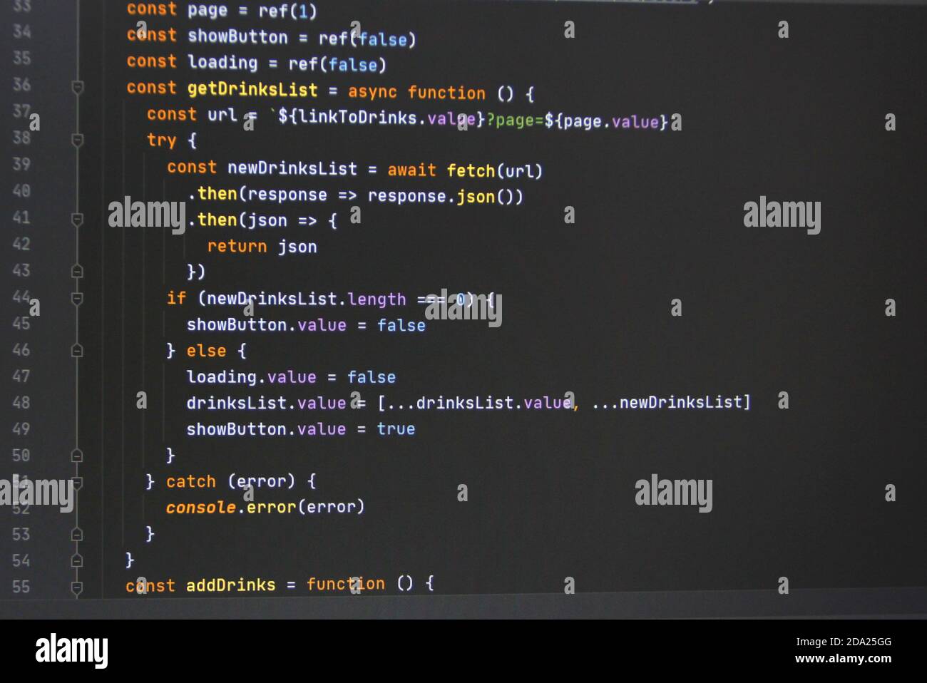 Der JavaScript-Code des Programms auf dem schwarzen Bildschirm des Computers. Das Konzept von Website, Internet, Cyber-Sicherheit, Hacking und Software. Stockfoto