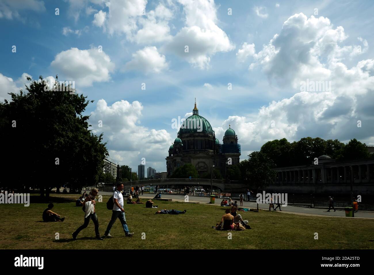 Menschenmassen Touristen in der Nähe der wichtigsten Sehenswürdigkeiten und Symbol von Berlin - Berliner Dom auf der Museumsinsel Stockfoto