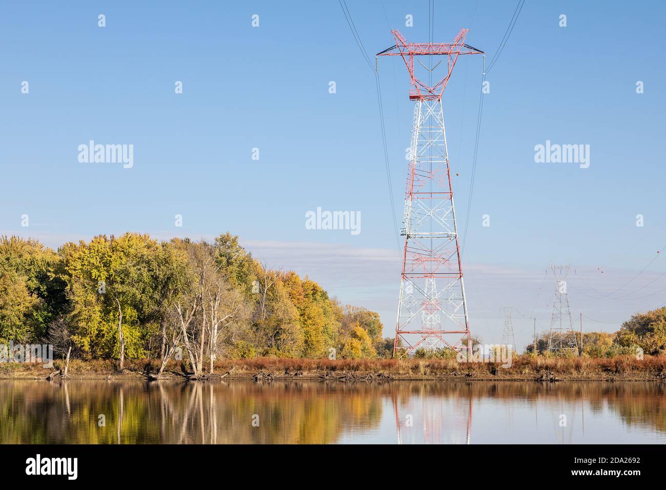 Versorgungsleitungen, die den Mississippi River in der Nähe von Muscatine, Iowa, überqueren Stockfoto