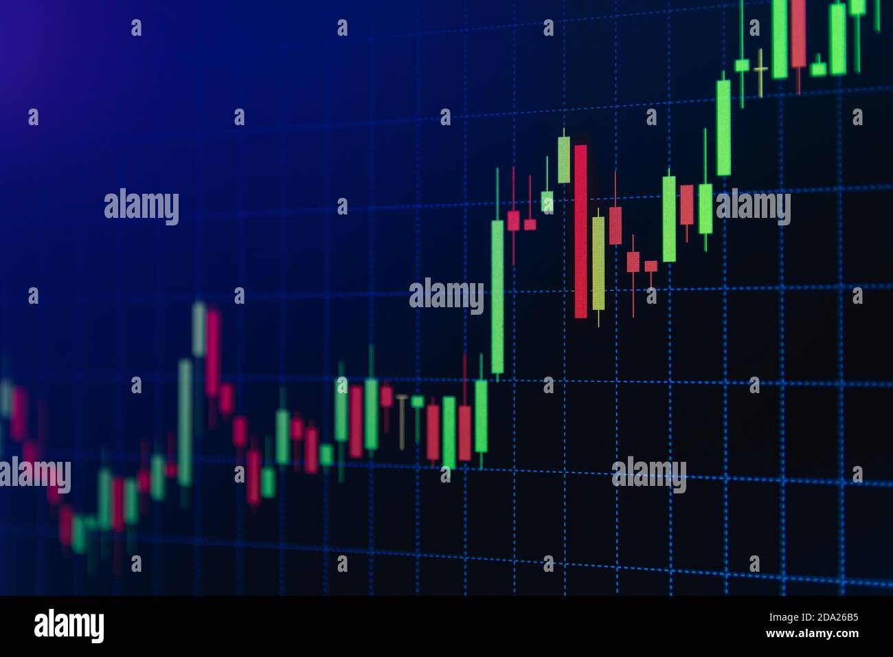 Kontinuierlicher bullischer Trend Rot- und Grünes Aktiendiagramm oder Forex Diagramm und Tabellenlinie auf schwarzem Hintergrund in Lila Stockfoto