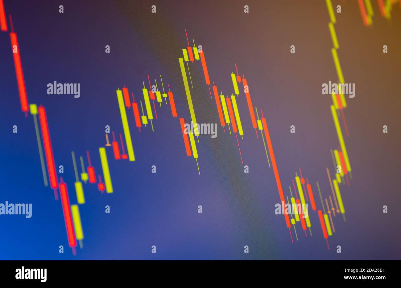 Gekippter roter und grüner Aktiendiagramm oder Forex-Chart ein Blauer Hintergrund in Orange Stockfoto