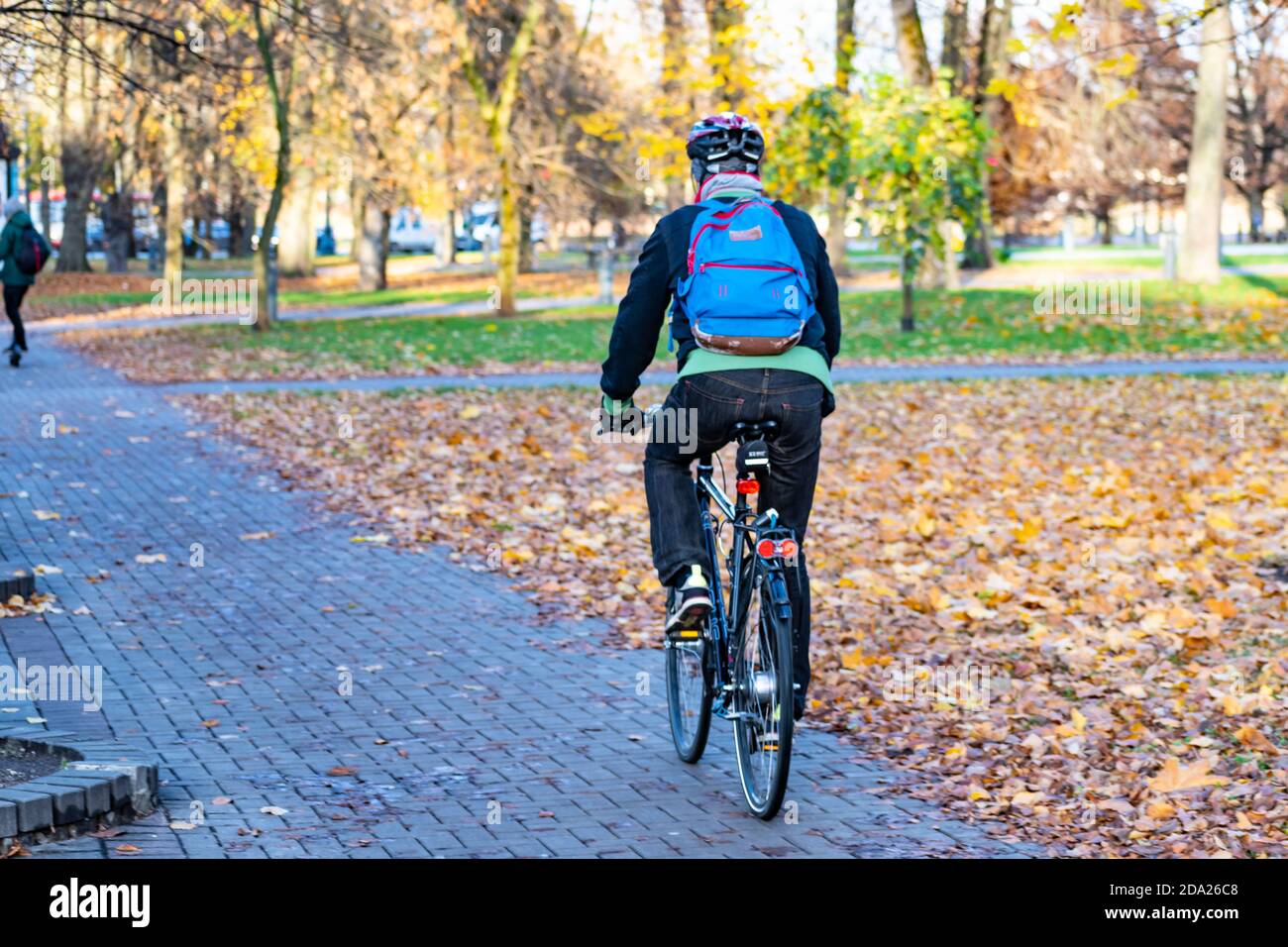 Fahrer Radfahren auf dem Rennrad in der Stadt im Herbst, nachhaltiges Verkehrskonzept Stockfoto