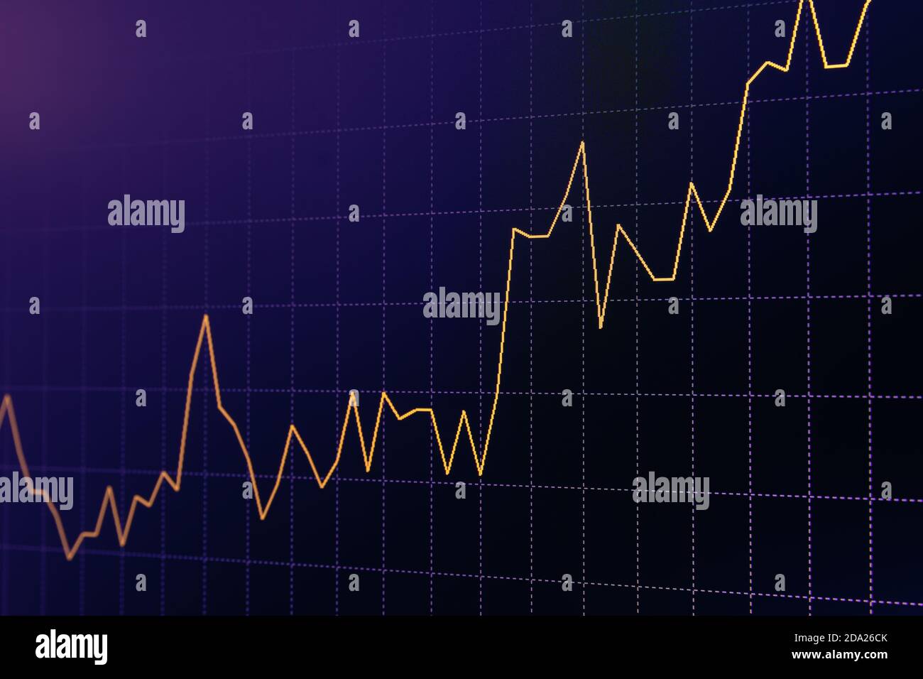 Kontinuierlicher bullischer Trend Yellow Stock Chart oder Forex Chart und Tischlinie auf schwarzem Hintergrund in Lila Stockfoto