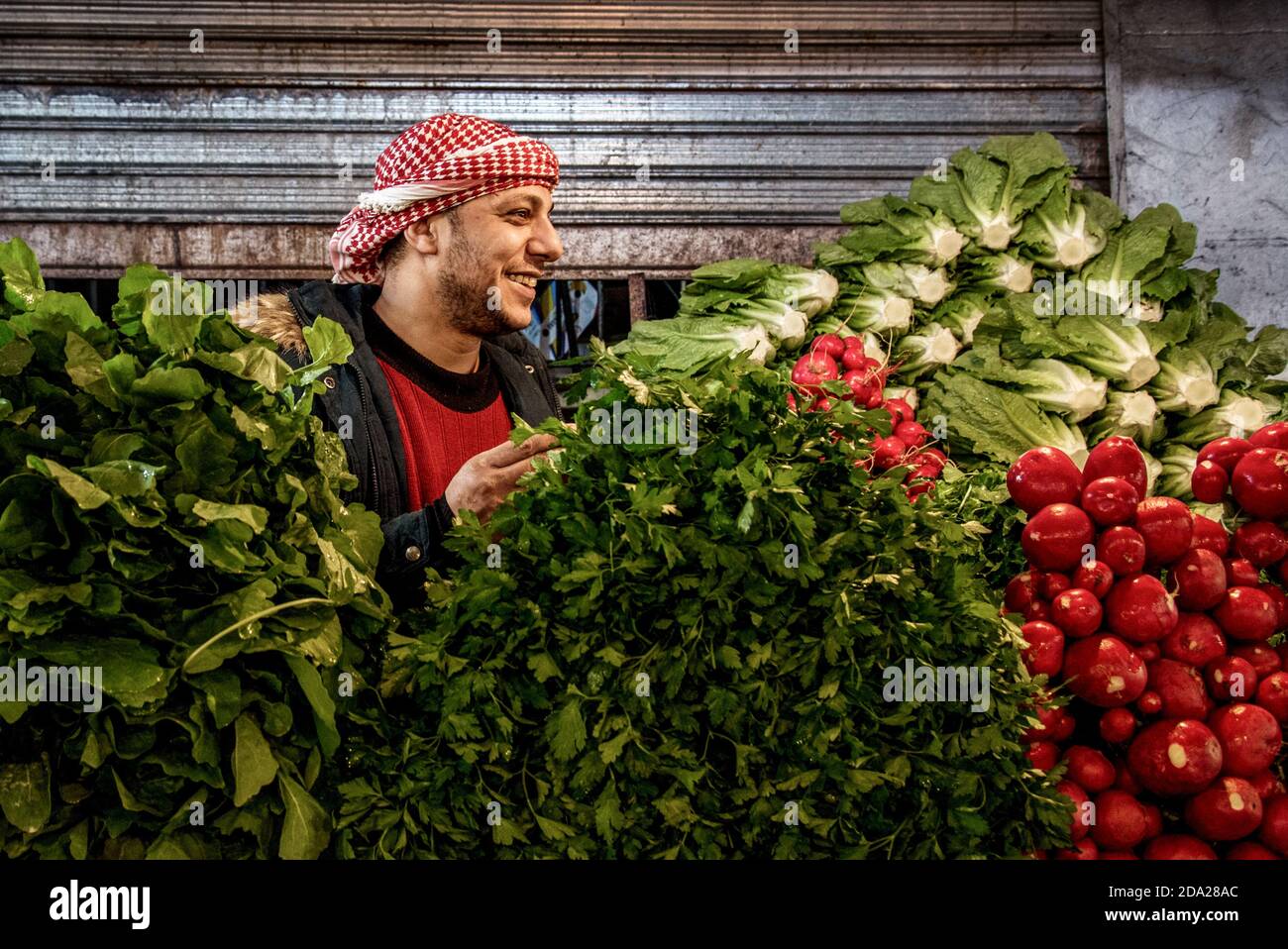 Downtown Amman/ Jordanien - 26. Januar 2019: Mann verkauft Produkte in seinem Geschäft auf dem Bauernmarkt Stockfoto