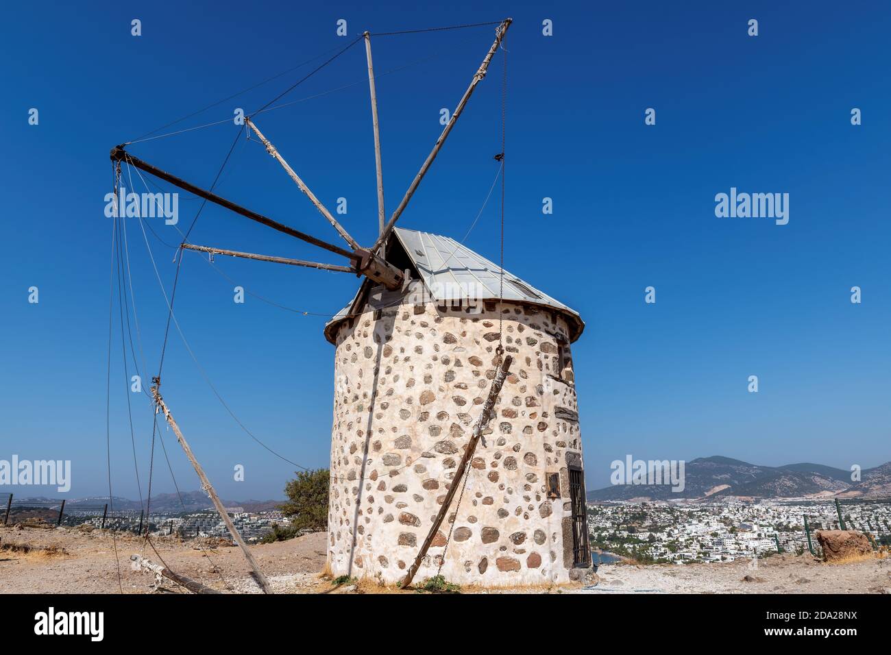 Alte Windmühle im Herbst Sonnentag, Bodrum, Türkei. Stockfoto