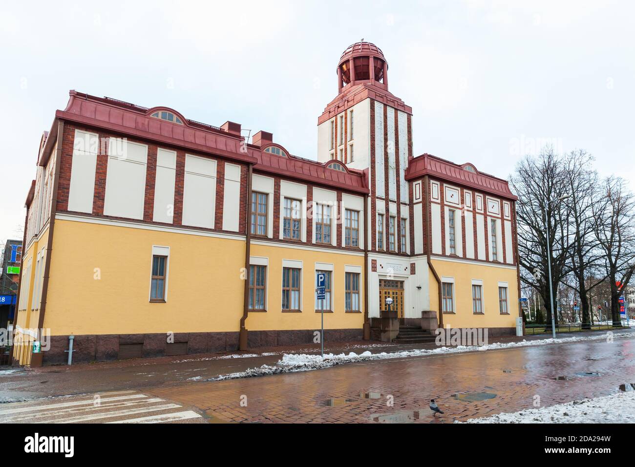 Kotka, Finnland - 14. Dezember 2014: Kotka Lyceum. Es ist eine High School in der Innenstadt betreibt. Kotka Lyceum wurde 1896 gegründet, als es hieß Stockfoto