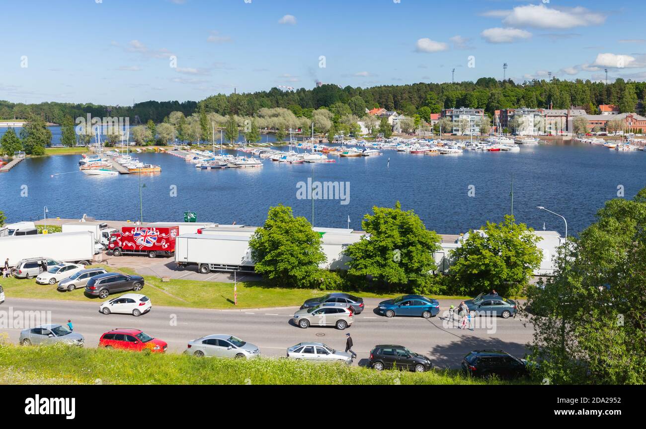 Lappeenranta , Finnland - 1. Juli 2017: Lappeenranta Blick auf den Jachthafen an sonnigen Sommertagen gehen gewöhnliche Menschen die Küstenstraße entlang Stockfoto