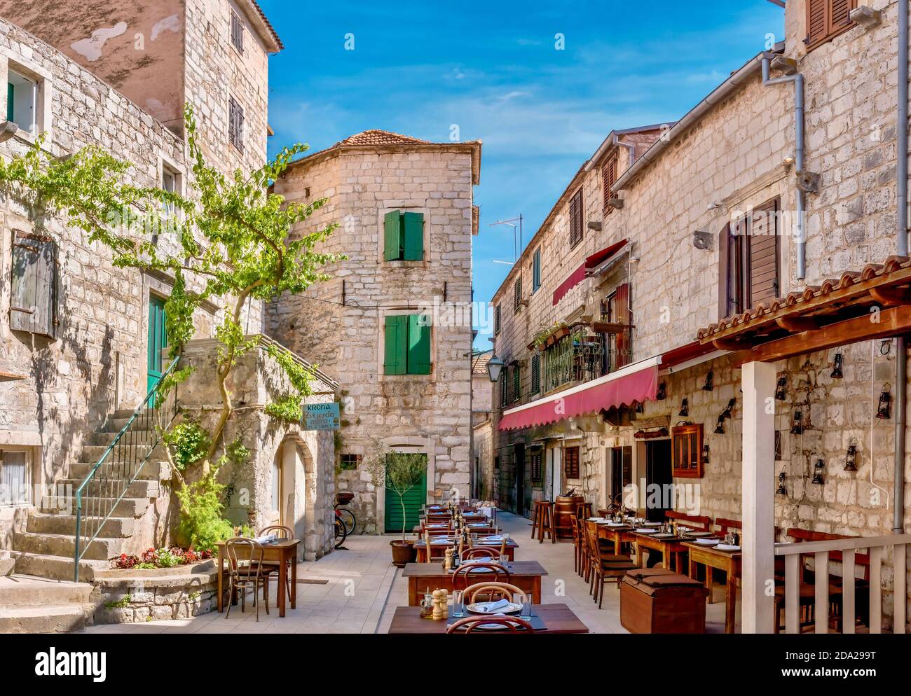 Stari Grad, Kroatien - 30. Mai 2016. Ein Restaurant im Freien für Touristen ist geöffnet und für die Kunden vorbereitet. Stockfoto