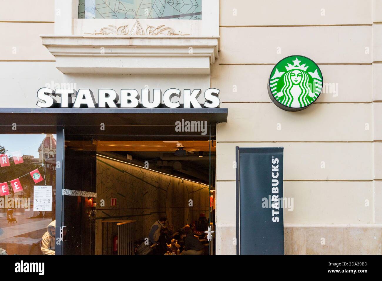 Valencia, Spanien. November 2020. Starbucks Coffee Shop Logo in einem ihrer Geschäfte. Kredit: Xisco Navarro/SOPA Images/ZUMA Wire/Alamy Live Nachrichten Stockfoto