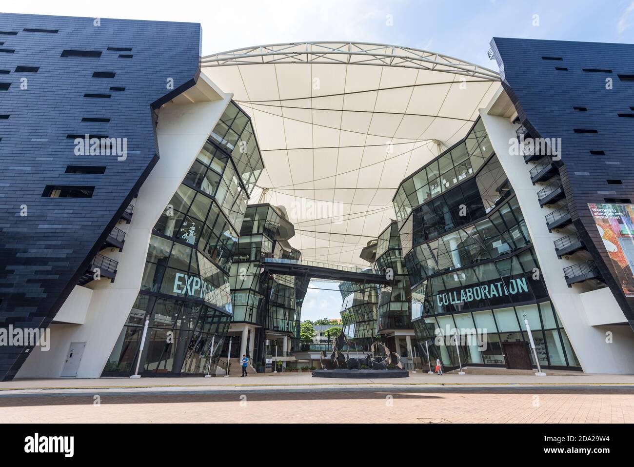 Singapur - 6. Dezember 2019: Außenansicht des LASALLE College of the Arts in der McNally Street in Singapur. Stockfoto