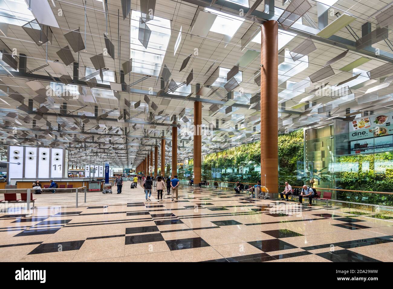 Singapur - 6. Dezember 2019: Interieur des Singapur Changi Airport - der primäre zivile Flughafen für Singapur, und einer der größten Transportmittel Stockfoto
