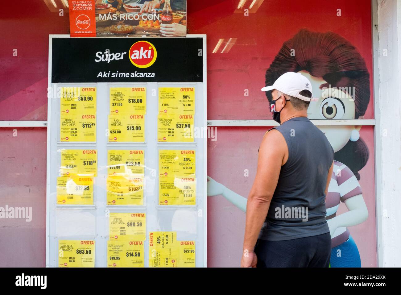 Mann, der sich die Preise des Supermarktes in Merida Mexiko anschaut Eine Wirtschaftskrise hat die covid-19 Pandemie ausgelöst Stockfoto