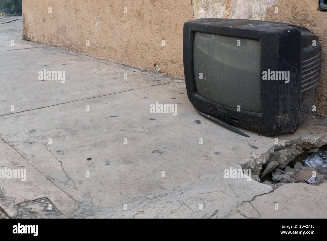 Alte Fernseher auf der Straße geworfen, Merida Mexiko Stockfoto