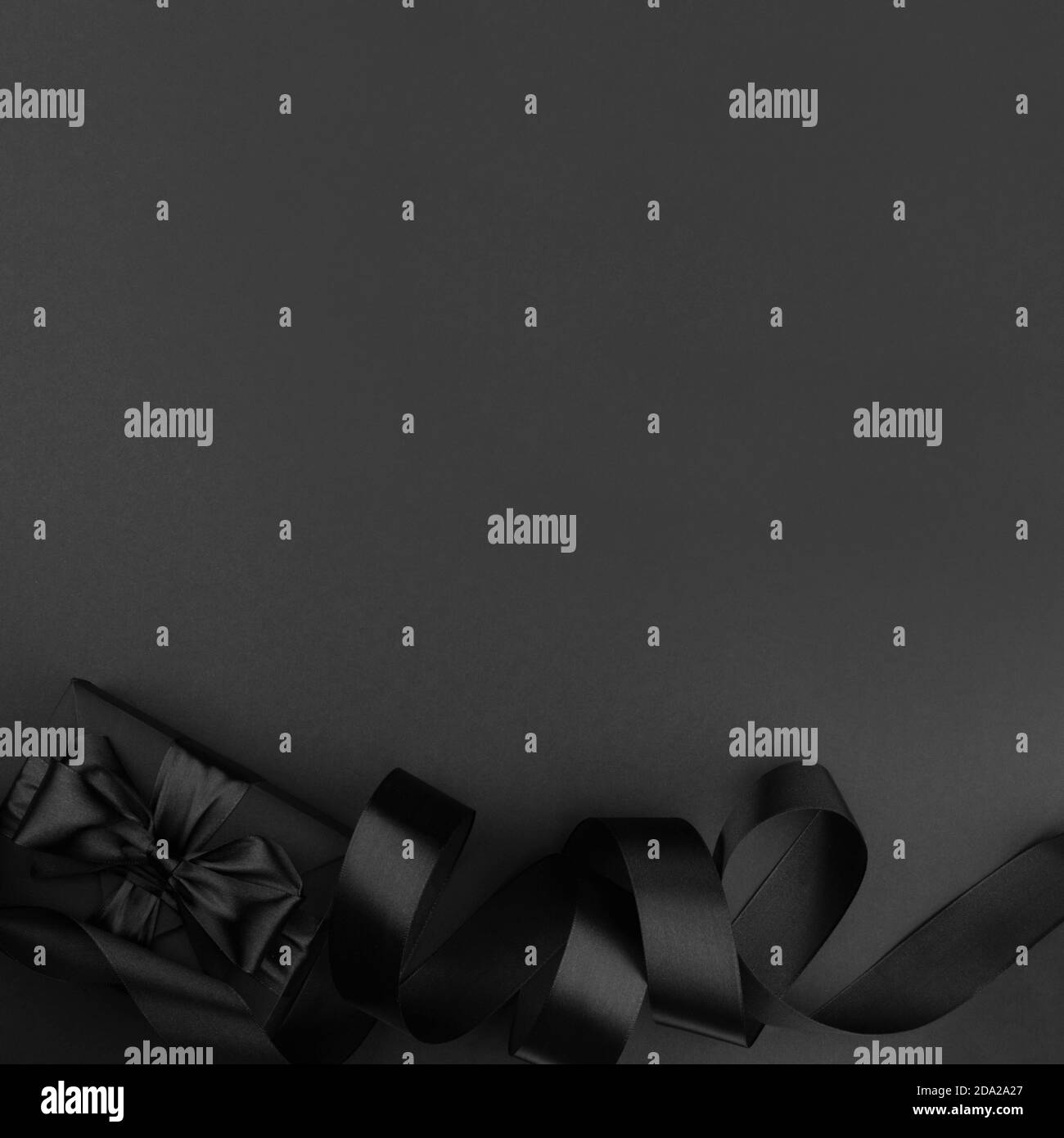 Black friday Verkauf Hintergrund mit Geschenk Geschenkbox und lockig Menüband mit Platz zum Kopieren von Textanzeigen Stockfoto