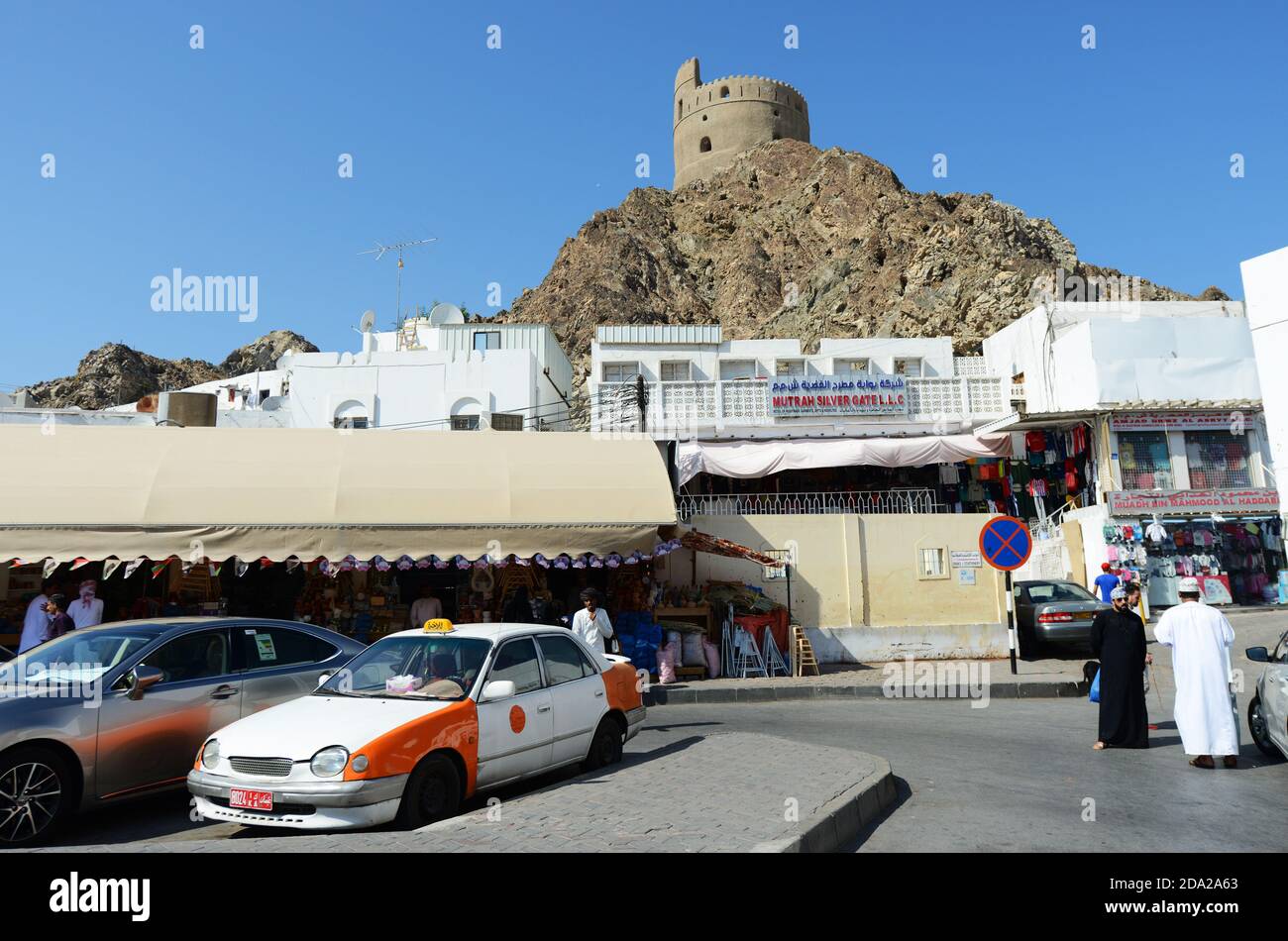 Die Mutrah Festung über dem lebhaften Markt. Stockfoto