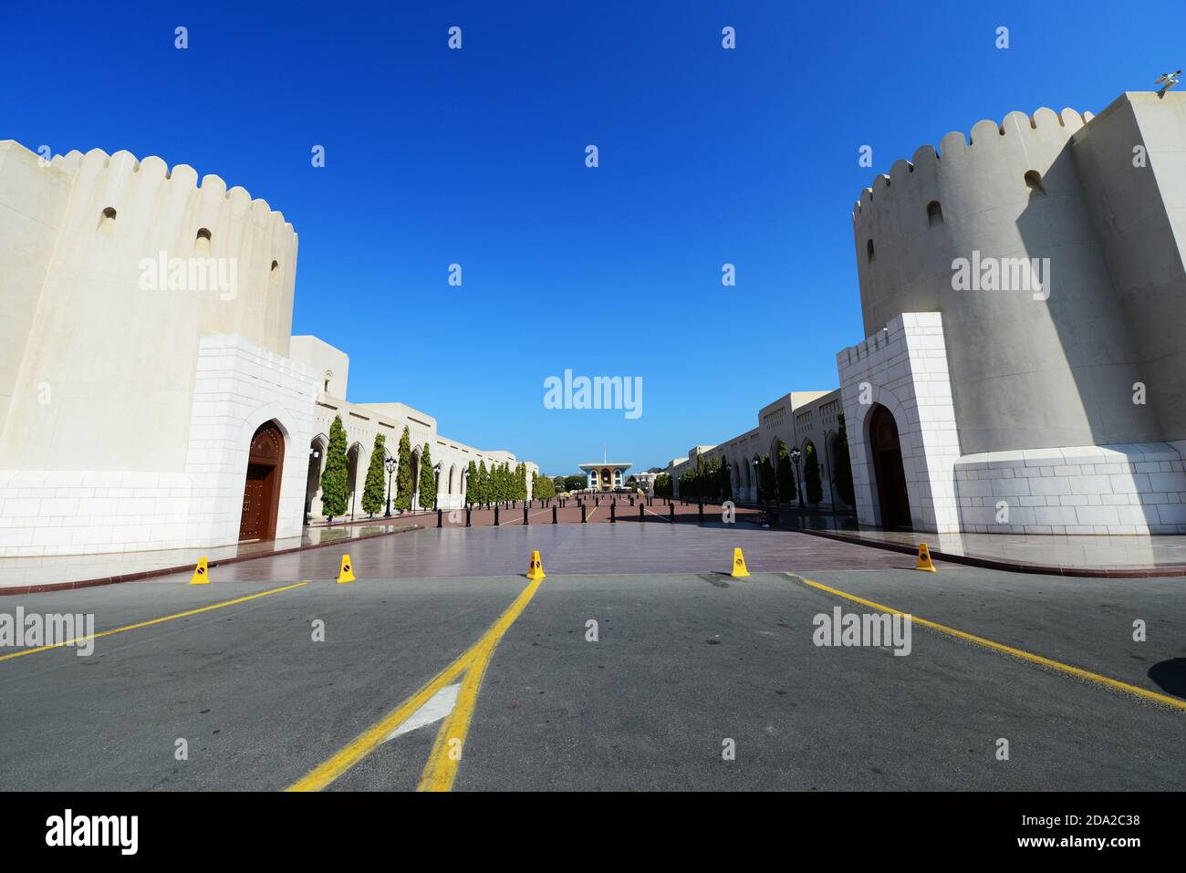 Königliche Gebäude entlang des Hauptweges, der zum Al Alam Palast im alten Muscat, Oman führt. Stockfoto
