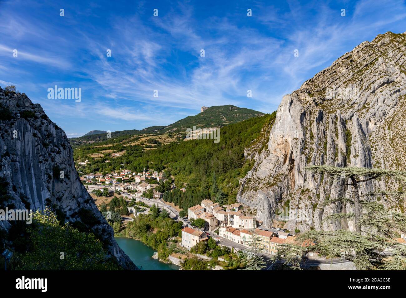 Sisteron, Alps, france - La Baume Rock über Durance River Stockfoto