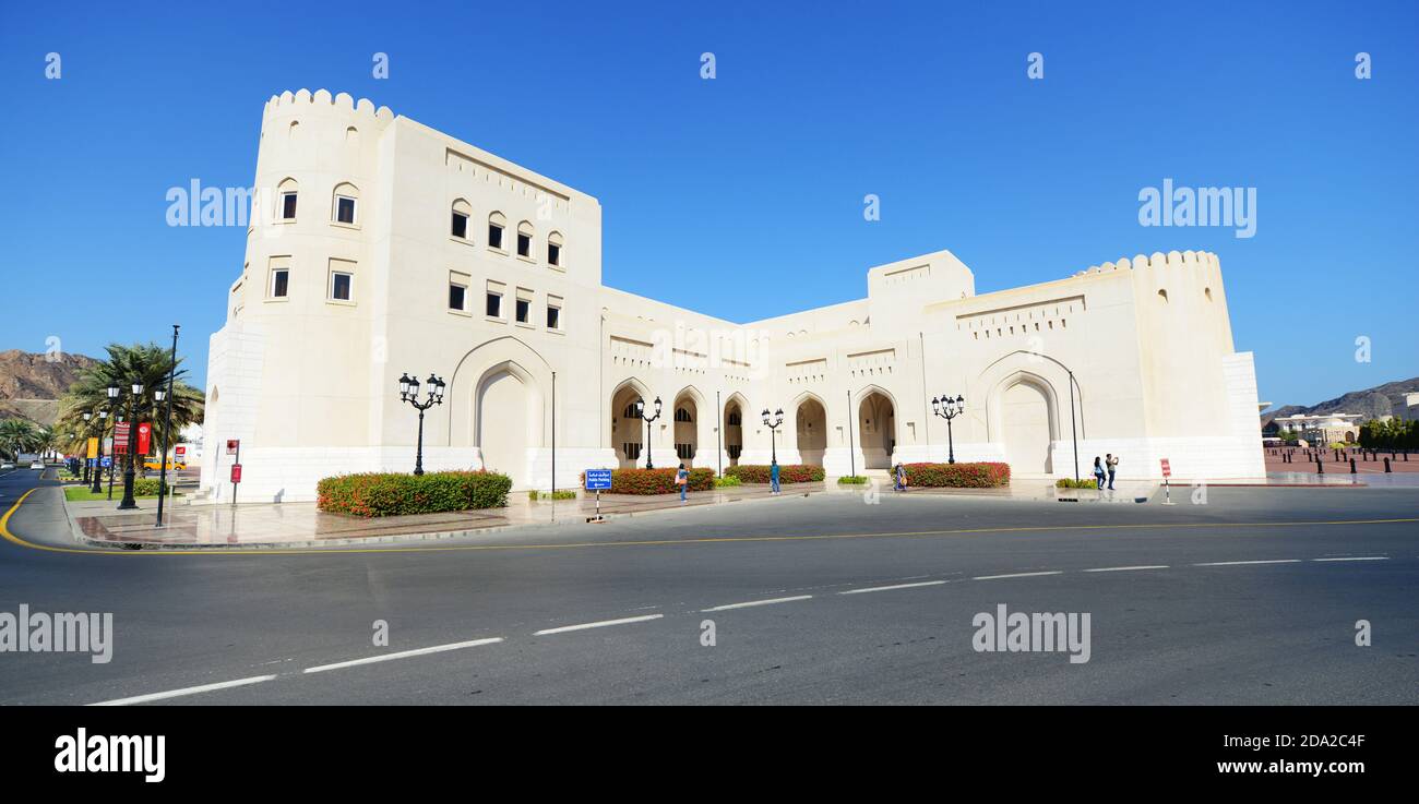 Königliche Gebäude entlang des Hauptweges, der zum Al Alam Palast im alten Muscat, Oman führt. Stockfoto