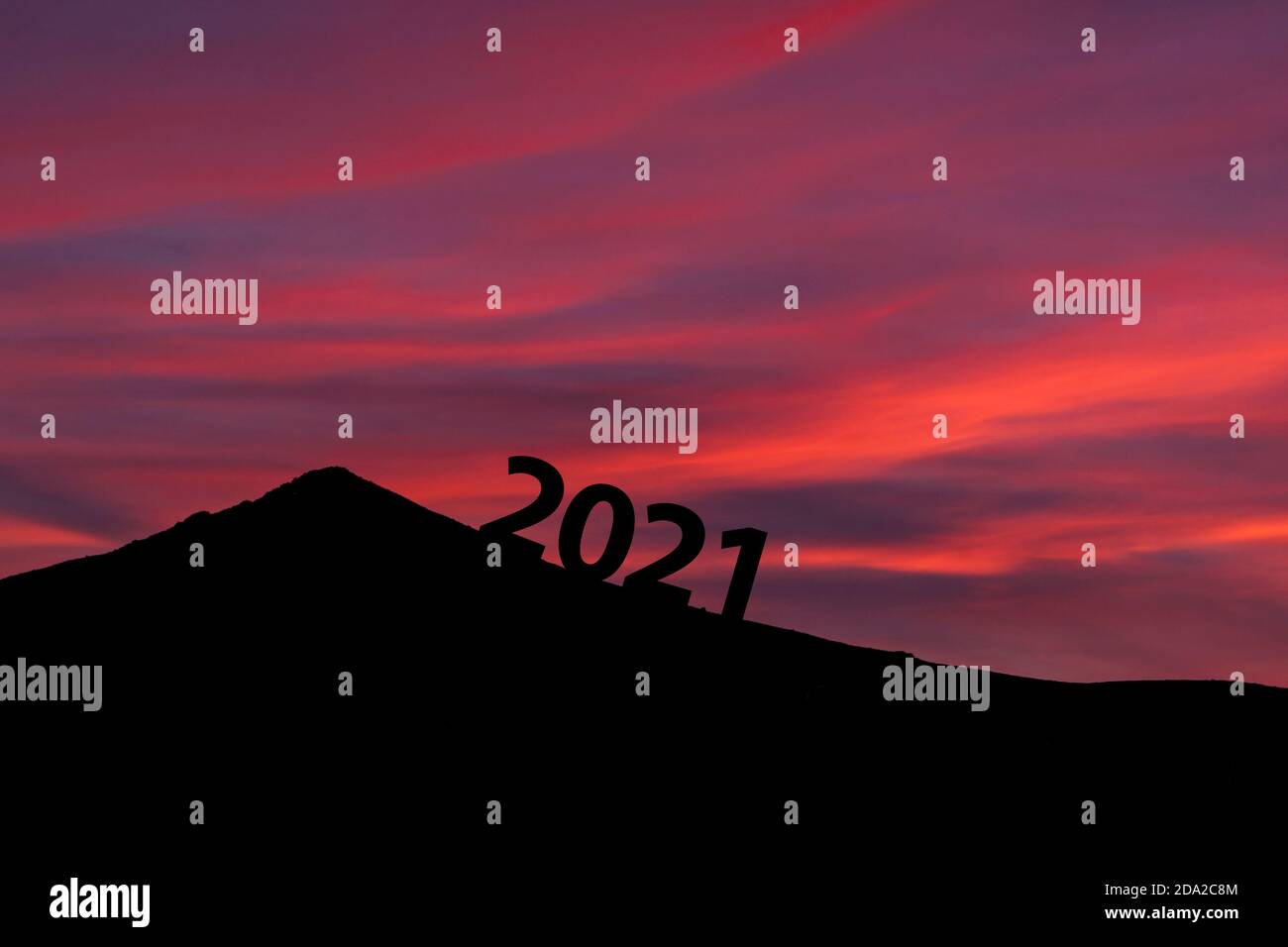 Neujahr 2021, Frohes neues Jahr. Erklimmen Sie einen Berg, klettern Sie mit Hoffnung. Stockfoto