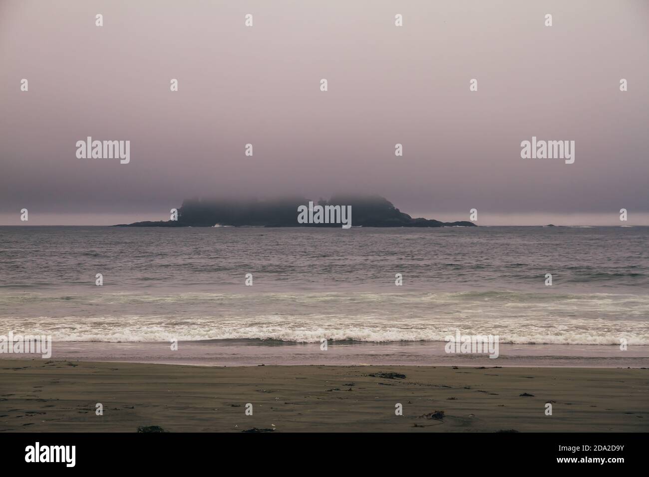 Insel vor dem Tofino Strand - Vancouver Island, British Columbia, Kanada Stockfoto