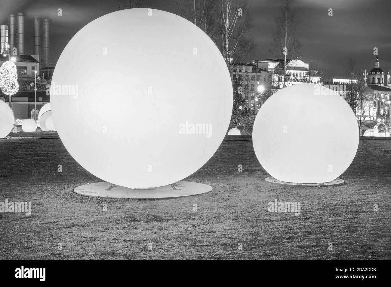 Straßenschild an der Wand montiert. Runder Leuchtkasten mit leerem Raum für Design. Stockfoto