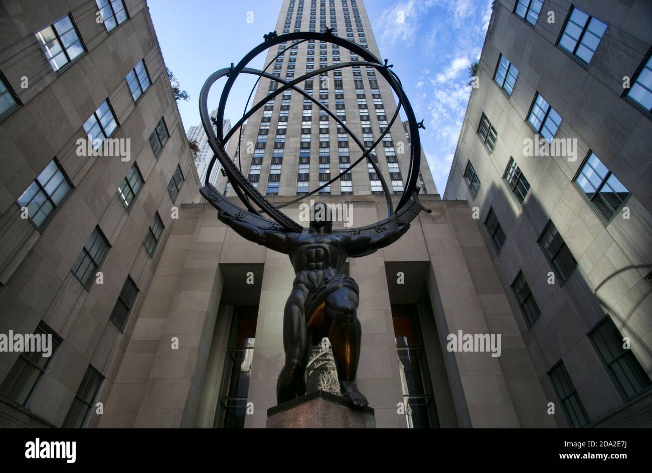 Bronzestatue im Rockefeller Center, im Innenhof des International Building, in Midtown Manhattan in New York City, USA Stockfoto