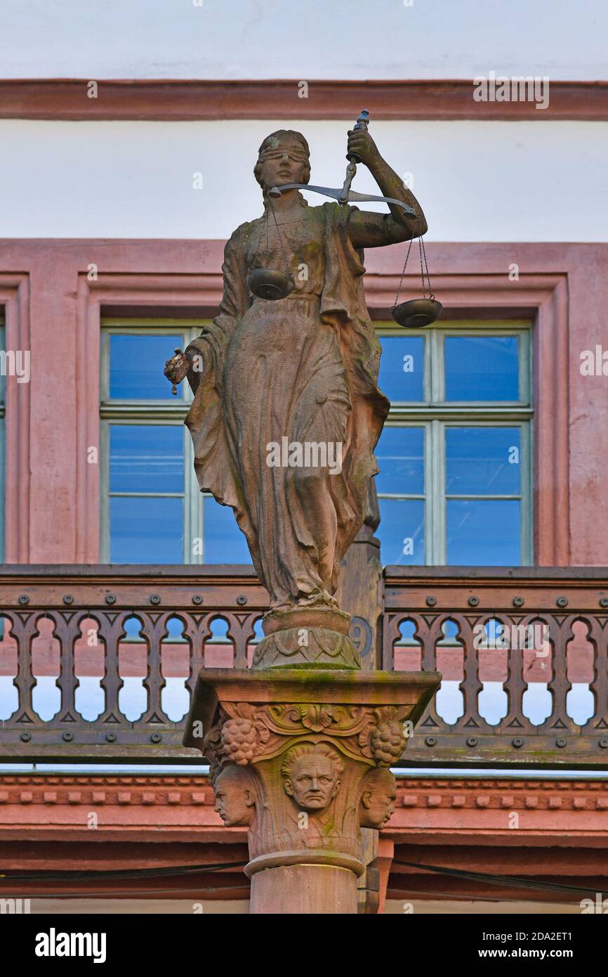 Weinheim, Deutschland - November 2020: Skulptur der Justizdame als Teil eines Brunnens im historischen Stadtzentrum von Wienheim Stockfoto