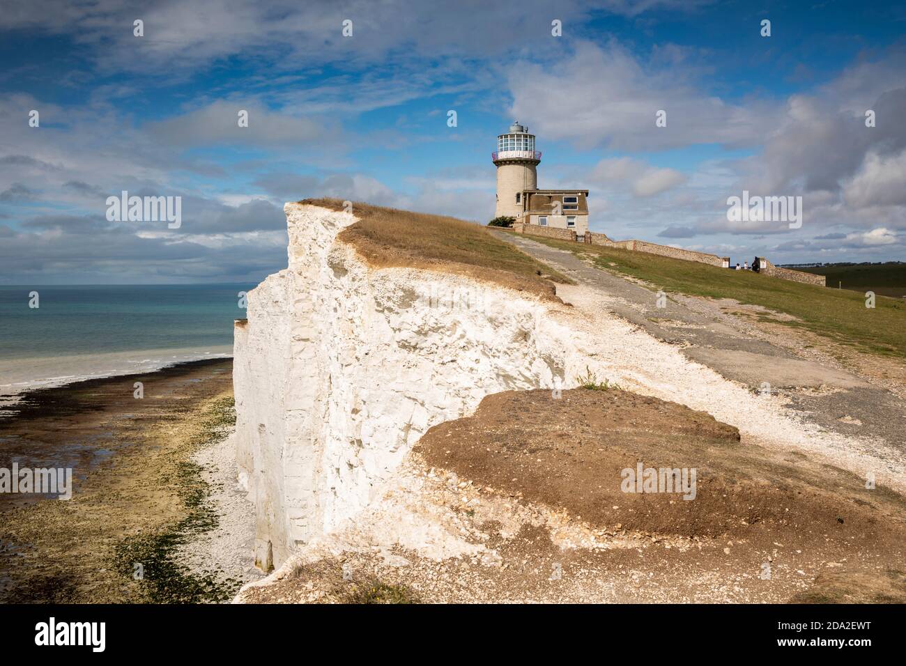 Großbritannien, England, East Sussex, Beachy Head, Belle Tout Leuchtturm in der Nähe von zerfallenden Kreidefelsen auf South Downs Way Pfad Stockfoto