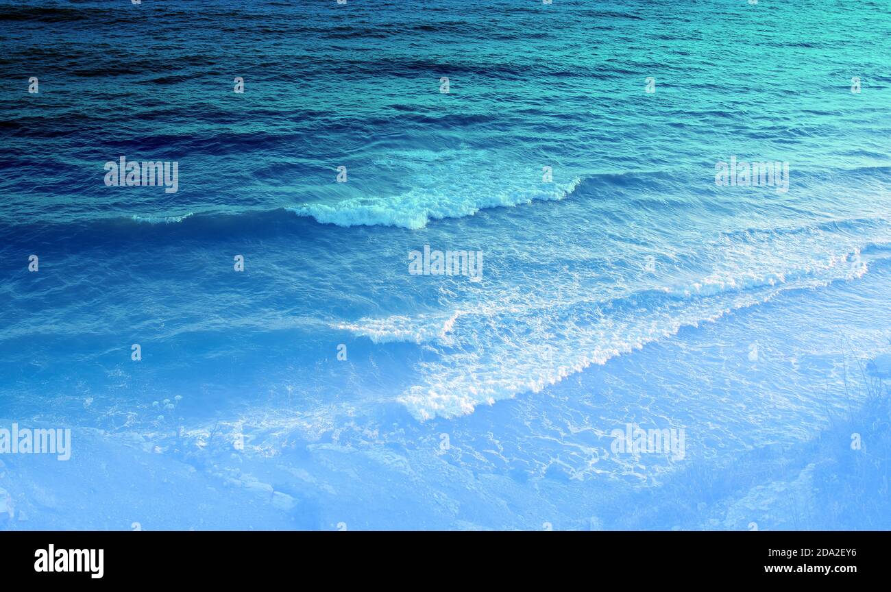 Schöne große Meereswellen mit Schaum im schwarzen Meer Stockfoto