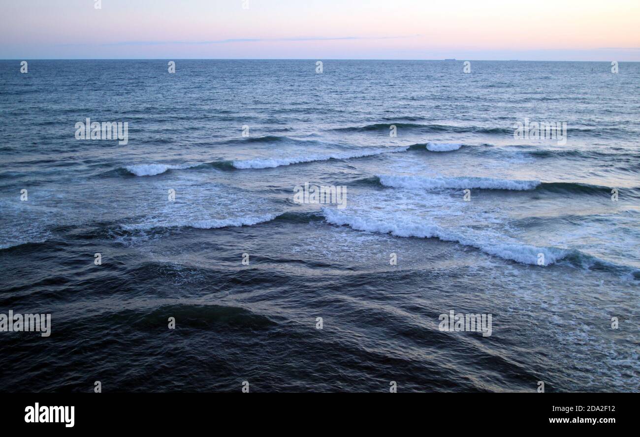 Schöne große Meereswellen mit Schaum im schwarzen Meer Stockfoto