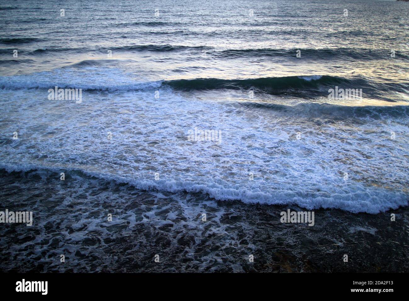 Schöne große Meereswellen mit Schaum im schwarzen Meer Stockfoto