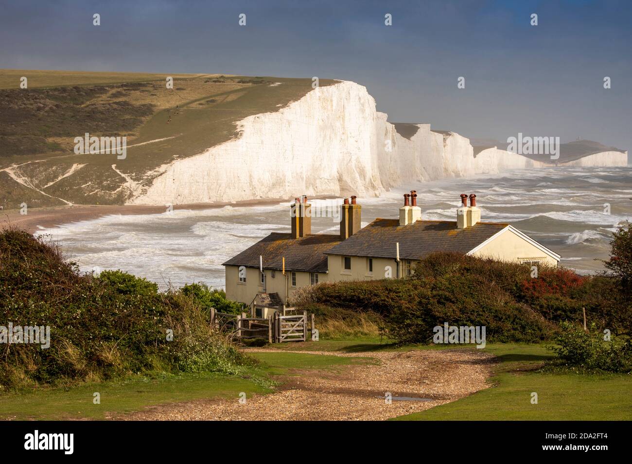 Großbritannien, England, East Sussex, Seaford, Cuckmere Haven, Coastguard Cottages in Seven Sisters Kreidefelsen Stockfoto