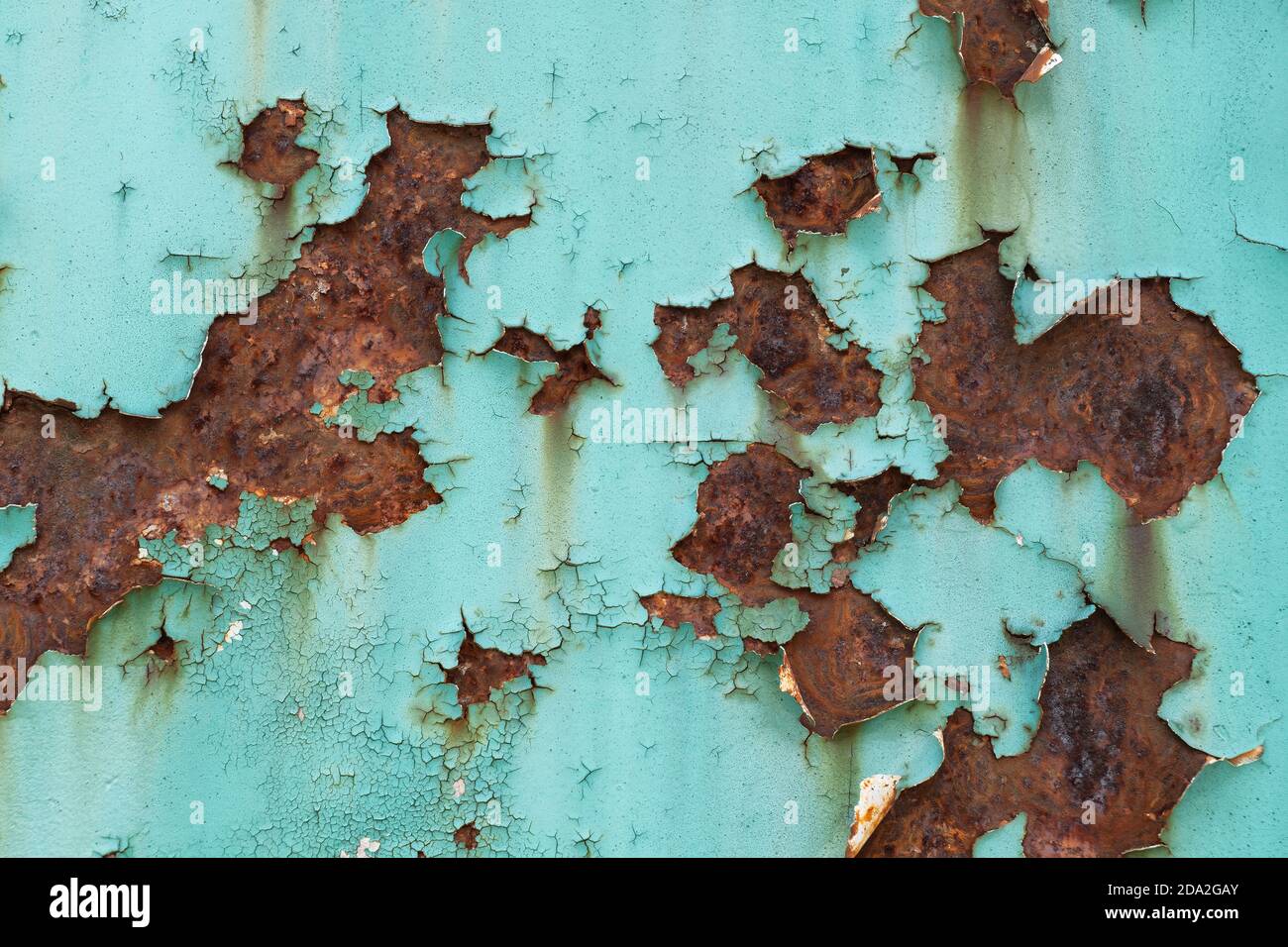 Rostiger Metallhintergrund mit abblätternder Farbe, Eisenplatte einer alten Lokomotive Stockfoto