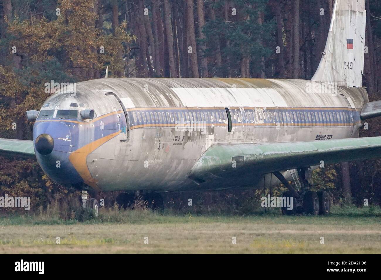 Berlin, Deutschland. November 2020. Am Flughafen Tegel ist eine Boeing 707-400 mit historischer Lufthansa-Lackierung zu sehen. Im Zuge der Schließung des Flughafens soll das Flugzeug abgebaut und recycelt werden. Quelle: Jörg Carstensen/dpa/Alamy Live News Stockfoto