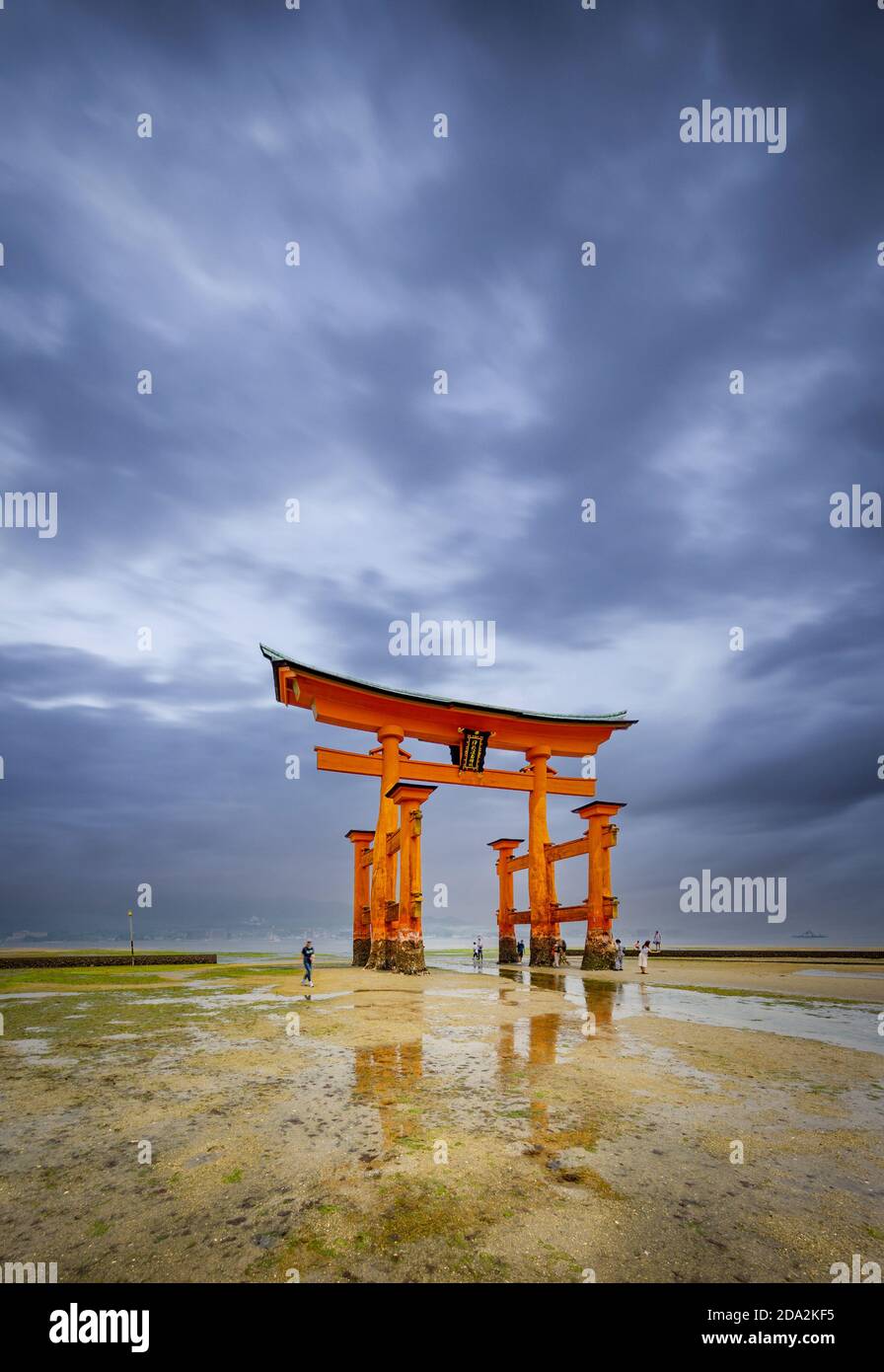 Miyajima Torii unter bewölktem Himmel, vertikale Komposition Stockfoto