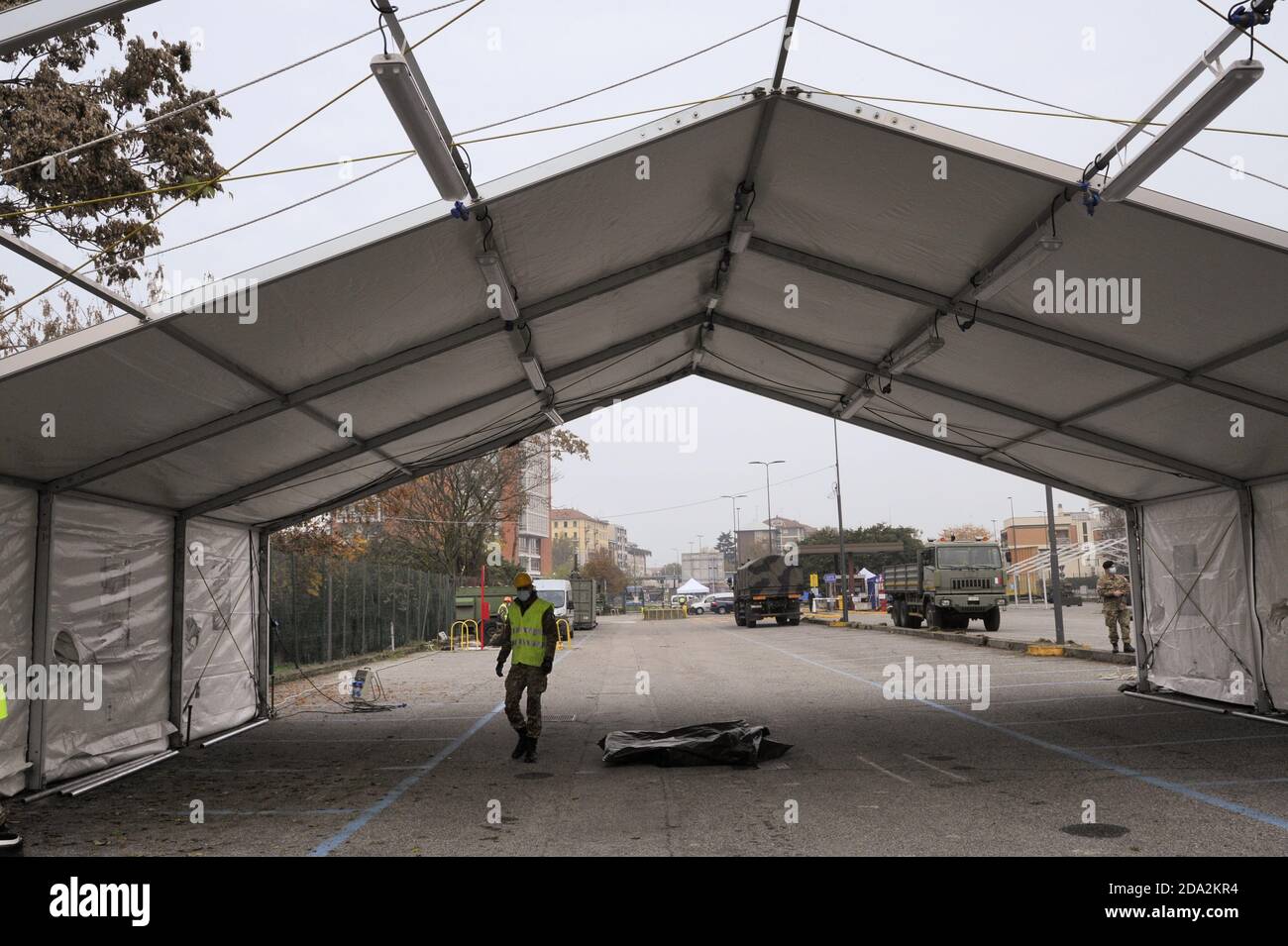 Mailand, November 2020, Italienische Armee, Einheiten des NRDC (NATO Rapid Deployable Corps) montieren eine Drive-Trog-Struktur für die Sammlung von Tupfern für die Diagnose des Covid-19-Virus in einem U-Bahn-Parkplatz. Stockfoto