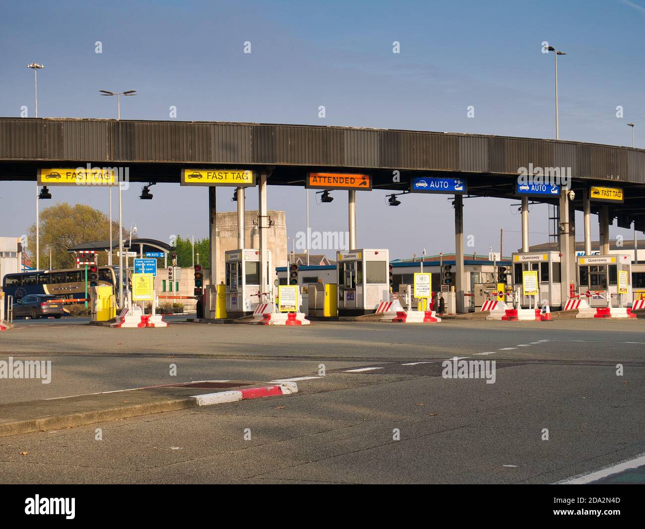 Mautstellen am Eingang des Queensway-Straßentunnels zwischen Birkenhead und Liverpool. Stockfoto