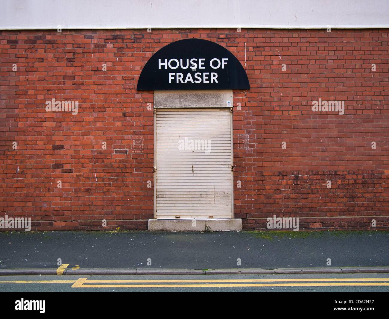 Ein Eingang zu einem geschlossenen Geschäft von House of Fraser in Birkenhead, Großbritannien. Stockfoto